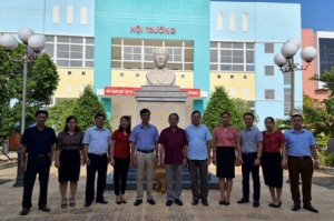 Trường Chính trị Hoàng Đình Giong tổ chức đi nghiên cứu thực tế tại Trường Chính trị tỉnh Bến Tre và Ban Điều phối dự án "Thích ứng với biến đổi khí hậu vùng đồng bằng sông Cửu Long" tại tỉnh Bến Tre