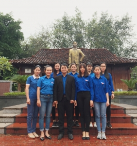 Đoàn Trường Chính trị và đoàn kiến tập Học viện Báo chí và Tuyên truyền tổ chức dâng hương tại khu tưởng niệm Hoàng Đình Giong