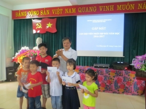 Chi hội khuyến học Trường Chính trị Hoàng Đình Giong  tổ chức  gặp mặt và tặng quà các cháu nhân dịp khai giảng năm học mới