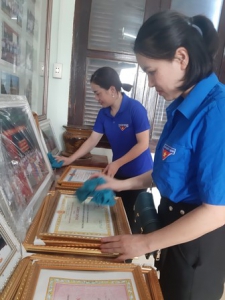 Đoàn Trường Chính trị Hoàng Đình Giong ra quân dọn dẹp vệ sinh môi trường