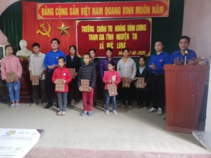 Đoàn Trường Chính trị Hoàng Đình Giong tham gia hoạt động tình nguyện tại xã Đức Long, huyện Hòa An