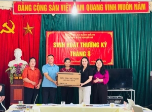 Hiệu trưởng Trường Chính trị Hoàng Đình Giong dự sinh hoạt Chi bộ xóm Khuổi Rỳ, xã Bạch Đằng