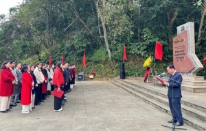 Đảng bộ Trường Chính trị Hoàng Đình Giong tổ chức sinh hoạt chuyên đề quý I năm 2026 tại Khu di tích lịch sử Nặm Lìn