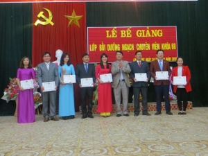 Bế giảng Lớp Bồi dưỡng ngạch chuyên viên khóa 68