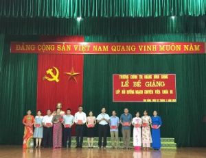 Bế giảng lớp Bồi dưỡng ngạch chuyên viên khóa 90