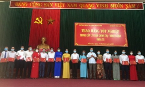 Trao bằng tốt nghiệp  Trung cấp lý luận chính trị - hành chính khóa 79